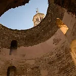 Maya Con Dios Spalato