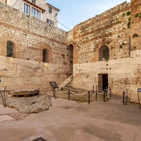 Maya Con Dios * Сплит