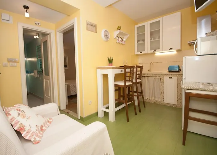 Maya Con Dios Apartment Split